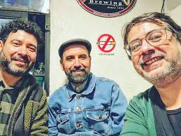 EXTRAÑOS EN ESTE CAMINO EN QUE VAMOS NO SOMOS TRES, SOMOS UNO" Pasa el  tiempo y este trío es irreductible, con altos y bajos por cierto, pero  quién no? Lo que cuenta