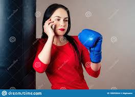 219 reais con 99 centavos r$ 219, 99. Retrato De Uma Bela Morena Com Luvas De Boxe E Um Telefone Nos Bracos Da Academia Atleta Com Maquilhagem Vermelha Foto De Stock Imagem De Bonito Azul 159993944