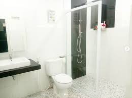 Untuk kamu yang ingin tahu mengenai perlengkapan kamar mandi minimalis bisa melihat di link dibawah ini. Renovasi Kamar Mandi Tua Jadi Minimalis Modern Segini Bujetnya Rumah123 Com