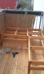 Holz ist generell ein überaus beliebter baustoff, der sich gut verarbeiten lässt und ist der bauherr handwerklich geschickt und bringt er genügend zeit mit, kann er seinen balkon durchaus selber bauen. Poolselberbauen Balkon Selber Bauen Balkon Lounge Kleiner Balkon Design