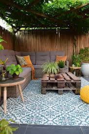 mijn loungehoekje met tilo buitenkleed van intratuin gelaagde tuin tuin ideeen tuin en terras