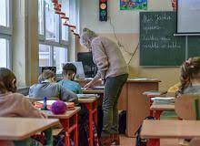 Jego żona zdradza go, a syn nie daje sobie rady na studiach. N7tv8idnjfx10m