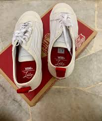 Inspired by floral rose designs and tonal backgrounds with a white checkerboard print, the leila hurst authentic sf features deconstructed canvas and suede uppers. Vans Leila Hurst Women S Fashion Shoes On Carousell