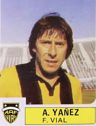 Arturo Yáñez, Q.E.P.D. Año 1982, corría el minuto 75, y Arturo “Condorito”  Yáñez anota, de tiro libre, el gol que vale el ascenso a primera división,  y desata el carnaval en Collao.