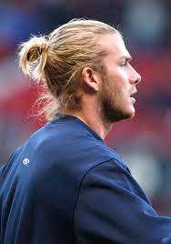 8 Iconic Man Buns Time That Ll Make You Say Hmm David Beckham Hairstyle David Beckham Long Hair Soccer Hair
