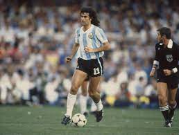Analista y comentarista de espn international y espn deportes. Kempes Calls For Constant Comparisons Between Messi Maradona To Stop Thescore Com