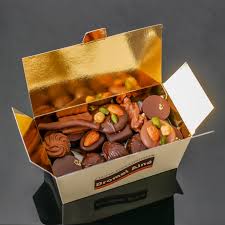 Ces ballotins de chocolats leonidas sont assortis de chocolat noir, chocolat lait et chocolat blanc. Ballotin De 250 G De Chocolats Prestige Au Lait