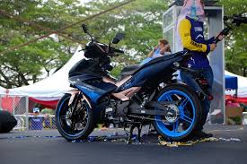 Hong leong yamaha motor sdn bhd (hlym) sebagai pemasang, pengimport dan pengedar utama motosikal jenama yamaha di negara ini melancarkan model terbaharu y15zr doxou dan nvx doxou edisi fesyen sport. Edisi Terhad Yamaha Y15zr Doxou Dan Nvx Doxou Harga Mahal Sedikit Berbanding Versi Standard Gempak