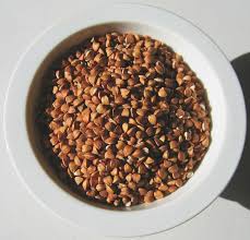 In questo articolo vediamo come cucinare in modo perfetto il grano saraceno. Come Cucinare Il Grano Saraceno In Chicchi Tortino Salato Veloce