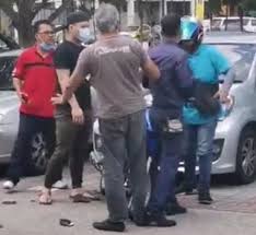 Selain boleh buat semakan saman polis guna no plat , anda juga boleh ikuti cara check saman polis online melalui portal terbaru pdrm di. Johor Cops Laud Mbjb Enforcement Officer Public For Coming To Snatch Theft Victim S Aid The Star