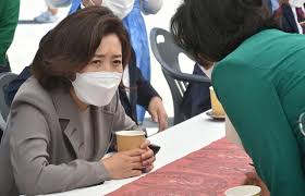 1963년 12월 6일 홍신학원의 설립자이자 이사장인 나채성의 4녀 중 장녀로 서울 동작구에서 태어나 서울에서 자랐다. ë‚˜ê²½ì›ë„ ê´'ì£¼ ë°©ë¬¸ êµ­ë¯¼ì˜íž˜ í˜¸ë‚¨êµ¬ì•  ì´ë ¥ ì „ë‚¨ì¼ë³´