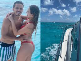 Página oficial do raphael veiga parcerias: Bruna Santana E Jogador Raphael Veiga Passeiam De Barco Em Cancun Quem Quem News
