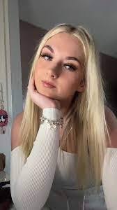 Karlie Holloway's Instagram, Twitter & Facebook