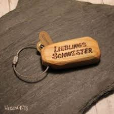 schlusselanhanger holz lieblingsschwester geschenk muttertag graviert hexengifts www hexengifts de hexengi schlusselanhanger holz schlusselanhanger anhanger
