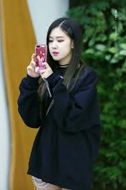 Kkkkkk A Capa De Celular Dela E Da Ariel Q Fofinha Kpop Feminino Feminino Looks