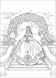 Natuurlijk zijn de prinsen er ook bij, want wat zijn sprookjes zonder de kus van de knappe prins. 19 Ideeen Over Prinsessen Prinsessen Prinses Kleurplaatjes Ridders