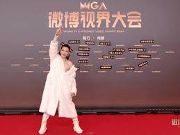 向佐露背毛毛大褸走光上熱搜網民頂唔順本人親解件衫係阿媽