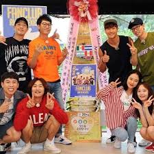 Diramaikan oleh para pemain drama wanita choi yeo jin, kim min seo, seo woo, lee yoo ri, dan juga yoo in young, pembukaan dari episode running man ini saja sudah memberikan kesan sangat dramatis dan tentunya lucu. Running Man Forever Posts Facebook