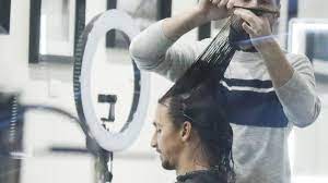 Yarı balerin yarı gangster olarak aramızda dolaşan zlatan i̇brahimoviç biz fanileri büyülemek için dünyaya gelmiş bambaşka bir insan. Er Hat Die Haare Schon Zlatan Ibrahimovic Beim Friseur Promiflash De