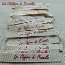 Tuto Pour Faire Des Etiquettes Les Chiffons De Brunella Faire Des Etiquettes Comment Faire Des Etiquettes Etiquettes En Tissu
