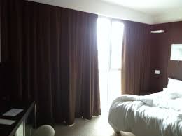 Astuce Illusion Grande Fenetre Avec Rideau Sur Toute La Longueur Du Mur Hotel Rex A Tarbes Rideaux Grandes Fenetres Maison