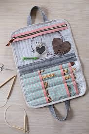 So, i think this little thingy is ingenious! Road Trip Case For Knitting Noodlehead