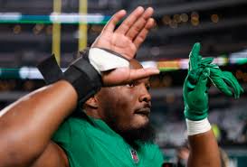 Eagles linebacker Nakobe Dean and his family surprise a local single mother  with gifts for her and her children