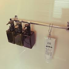 mentanさんのbathroom 無印良品 シャンプーボトル セリア 浴室 シンプルに暮らす 丁寧な暮らし 吊り下げ収納 すっきり暮らす 暮らしやすい家づくり ボトルハンギングフックに関する部屋写真 吊り下げ 収納 クローゼット 収納 収納