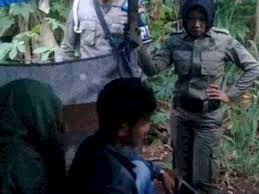 Maybe you would like to learn more about one of these? Viral Pasangan Remaja Di Probolinggo Kepergok Indehoi Di Dalam Gubuk Seperti Surti Tejo Indozone Id