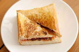 Buat adonan dengan mencampurkan telur serta susu dan sedikit garam pada wadah yang kemudian diaduk hingga merata. Roti Bakar Elmogran Flickr