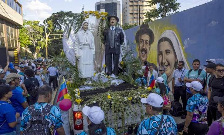 Venezolanos conmemoran el primer año de la canonización de sus santos en Caracas - Analitica.com