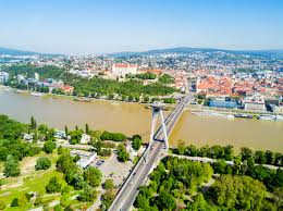 Ogni viaggiatore curioso è in grado in un colpo d'occhio per valutare l'interestingness di una nuova città sulla abbondanza di piccole parti. Immagini Stock Il Castello Di Bratislava O Bratislavsky Hrad E Il Castello Principale Di Bratislava Capitale Della Slovacchia Image 85225292