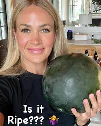 Some more garden selfies from Carrie. Love these! #carrieunderwood  #gardenselfie #gardening #garden #watermelon #homegrown 📸:  @carrieunderwood Instagram stories today 🍉🍉🍉