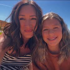 Who can do a small college graduation photoshoot in April?