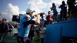 Tennessee Titans LB Zach Cunningham leaves Raiders game with elbow injury