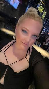 People can inspire you, or drain you. A healthy relationship, in  friendship, with family or business, will never require you to sacrifice  your friends, your goals, your dreams or your dignity. 🖤