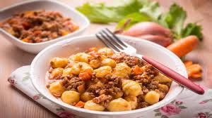Ook in nederland begint gnocchi de ragu is gemaakt op basis van het vlees van verse worsten, kalfsbouillon. Gnocchi Al Ragu Semplice Un Primo Piatto Da Provare