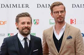 Mal ließen sie ihren stargast auf den tisch erbrechen, mal tätowierten sie studiogäste oder nähten sie sich selbst den mund zu. Das Duell Um Die Welt Wikipedia