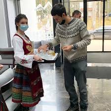 Novak đoković je do sada u kupovinu nekretnina uložio čak 21 milion evra. Novak Odseo Kod Tea Na Divcibarama PrireÄ'en Tradicionalan Srpski Docek Dobio Rakiju Sa Cica Drazom Telegraf Rs