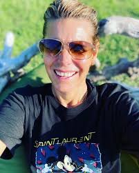 Meilleurs tableaux de laura tenoudji. The T Shirt Mickey Mouse Of Saint Laurent Of Laura Tenoudji On The Account Instagram Of Lauratenoudji Spotern