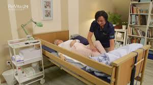 Die grundpflege im bett ist eine besondere form der grundpflege, da alle pflegerischen tätigkeiten im bett ausgeführt werden. Hilfe Fur Die Pflegenden Angehorigen Lernvideos