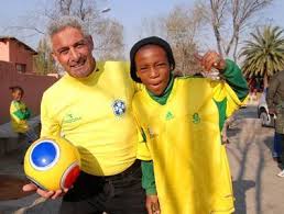 סלבה ברזילאי היה החיוך על הפנים של רונאלדיניו כשמסר את הכדור מבלי להסתכל. Oecilbnwsulym