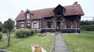 Bully Les Mines Trois Mois Apres L Incendie Criminel De Leur Maison Ludovic Et Johnny Vont Enfin Demenager