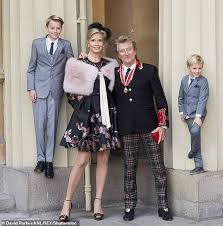 She is married to rock singer si. Penny Lancaster Shares Bullying Agony Of Her And Rod Stewart S 12 Year Old Son Daily Mail Online