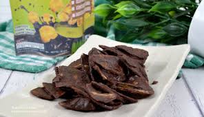 Lebih lengkapnya anda bisa membaca artikel saya yang ini bagaimana desain kemasan unik akan meningkatkan penjualan anda dalam seketika dengan studi kasus desain keripik pisang zanana chips yang kini omsetnya telah mencapai setengah milyar perbulan dan ownernya baru berusia 19 tahun. Mau Usaha Keripik Pisang Coklat Ini Kemasan Yang Cocok