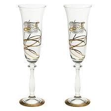 Además, muchas de estas copas vienen acompañadas con una caja a modo de adorno y soporte para las copas que también lleva grabados muy elegantes y encaja a la perfección con la estética de las copas. Comprar Copas Para Boda Grabadas 2021