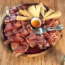 Visualizza altre idee su salumi, antipasti, cibo. Aperitivo A Cagliari Gli Indirizzi Da Non Perdere Sardegna Quanto Basta