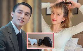Cụ thể, thiều bảo trâm đã mở một bữa tiệc nhỏ cùng hội bạn và có chụp hình chiếc bánh kem với dòng chữ be happy sister (vui vẻ nhé chị gái). Dan Máº¡ng Soi SÆ¡n Tung á»Ÿ Cung Nha Thiá»u Báº£o Tram