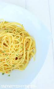 Spaghetti Aglio E Olio Sind Ein Einfaches Meisterwerk Der Italienischen Kuche Sie Bestehen Aus Wenigen Zutaten Und Erfullen Da Aglio Olio Rezept Rezepte Essen