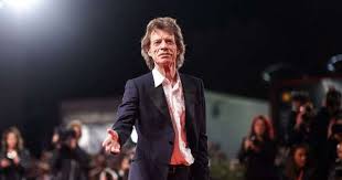 Nacido el 26 de julio de 1943 en dartford (condado de kent, inglaterra), mick es hijo del profesor de educación física basil joseph jagger, de origen eslavo —conocido, además, por ser una de las personas que ayudó a popularizar el baloncesto en la isla— 6 y de la ama de casa australiana eva scutt. Mick Jagger Is Confined To His Castle In Indre Et Loire Web24 News